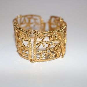 Yellow gold bracelet with nature design